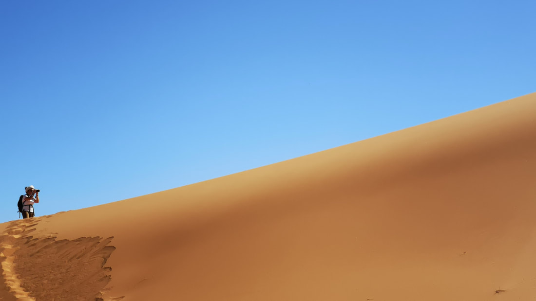 Portugueses em Viagem a fazer trekking no Deserto em Marrocos