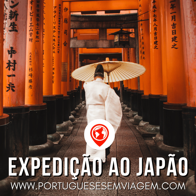 Fotografia de gueixa a caminhar num templo em quioto na Expedição ao japão dos Portugueses em Viagem