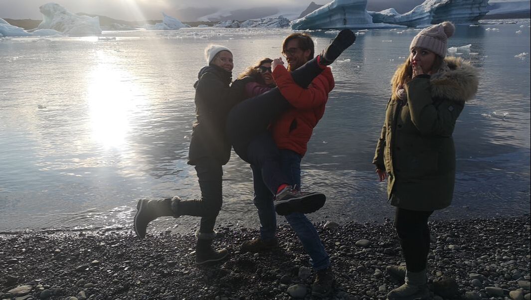 Grupo de viajantes junto a glaciar na Islândia