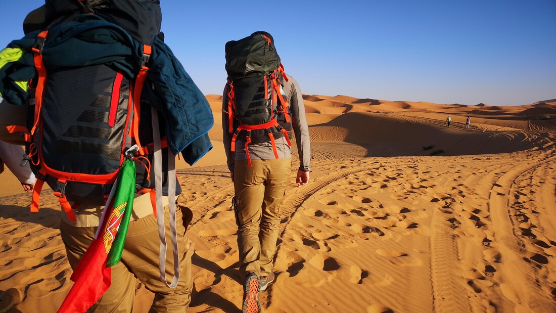 Portugueses em Viagem a fazer trekking no Deserto em Marrocos