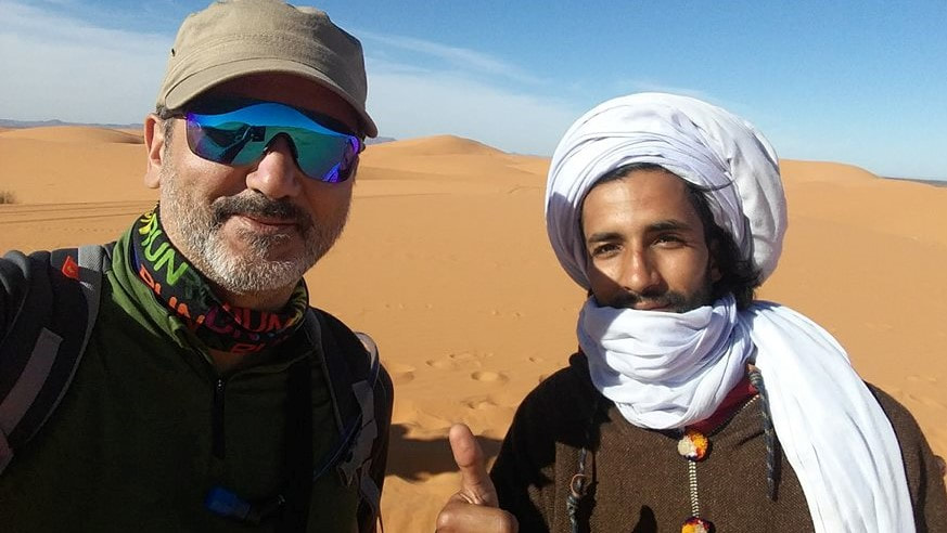 João Oliveira a fazer trekking no Deserto em Marrocos